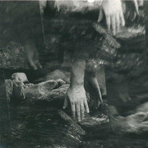 Magicke-ruce-1987-cernobila-fotografie-60-x-50-cm-300.jpg