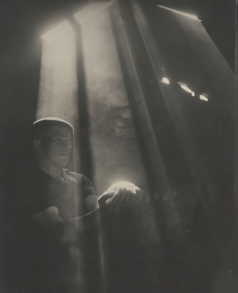 K. O. Hrubý: Kouzelník. 1953, černobílá fotografie, papír, ze sbírek Moravské galerie 