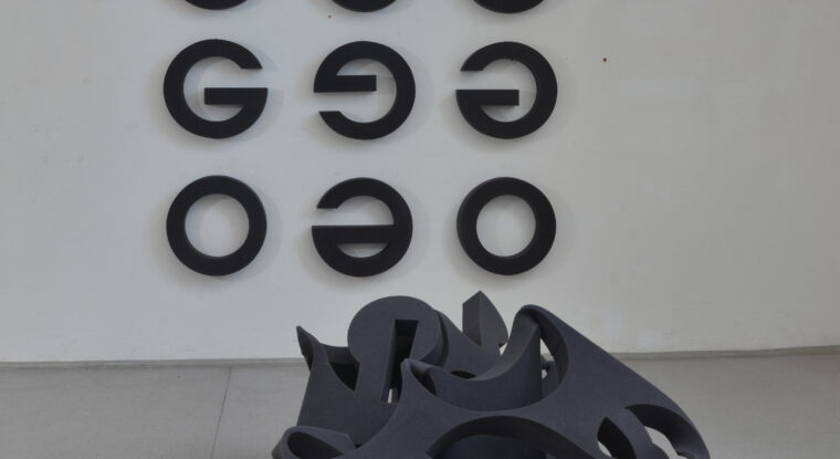 Ladislav Jezbera – EGO (2022), molitanový objekt na zdi, 220×220 cm