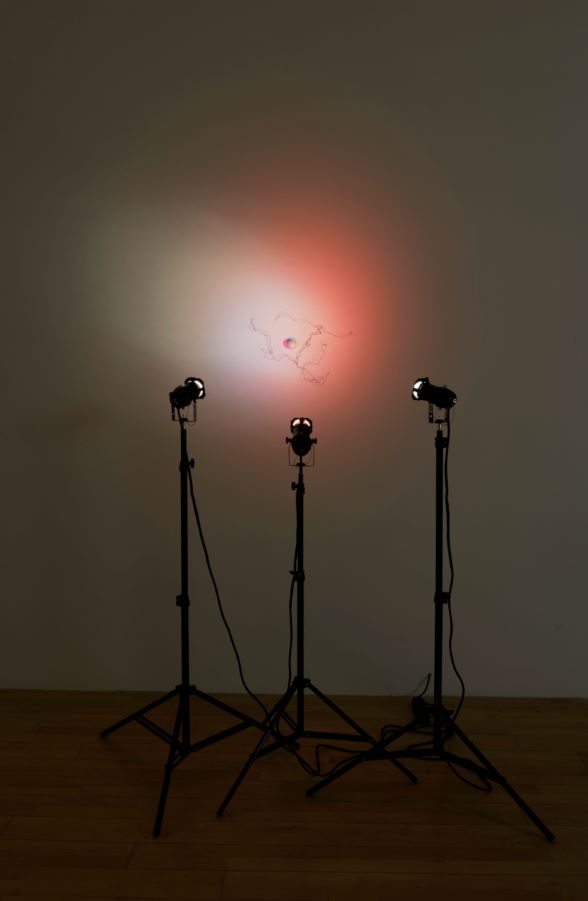 Jiří Thýn, bez názvu, ze série Drawing by Light, 2010, instalace, kombinovaná technika, 63×83×11 cm
