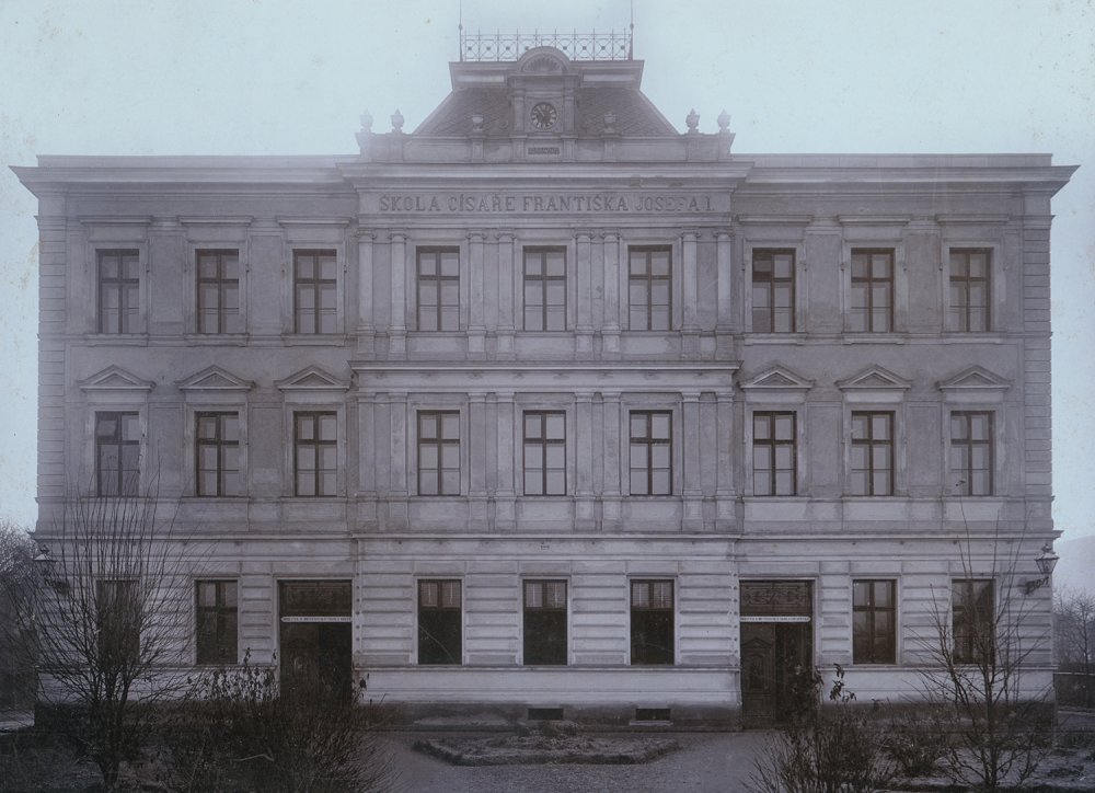 Budova zlínské měšťanské školy od Dominika Feye krátce po svém dokončení roku 1897 (SOkA Uherské Hradiště)
