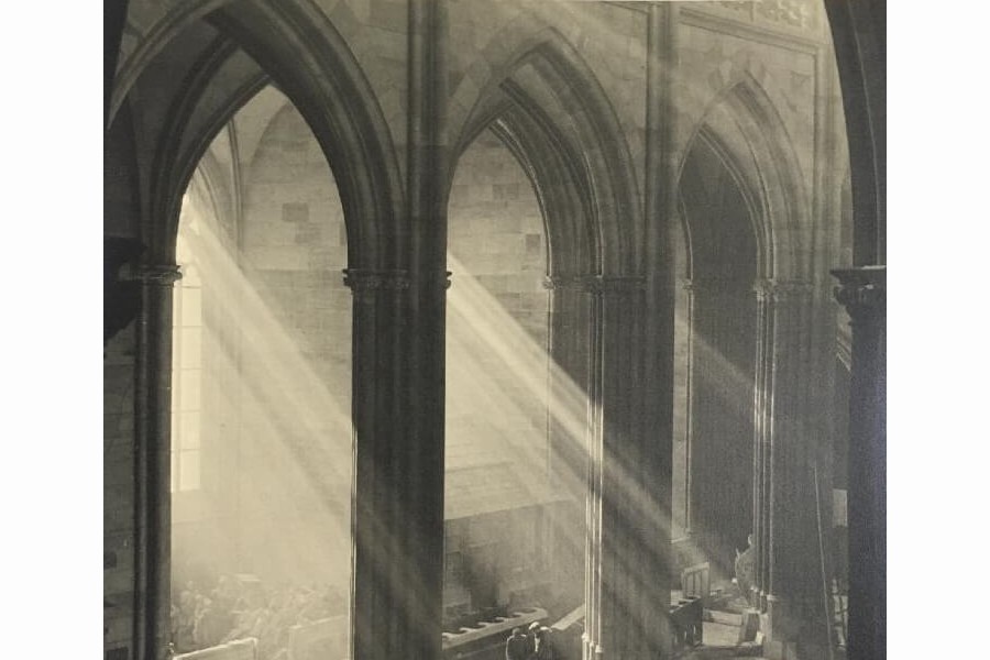 Josef Sudek, Pohled do hlavní a jižní lodi nové části chrámu sv. Víta (Z cyklu Svatý Vít), 1928, UPM Praha