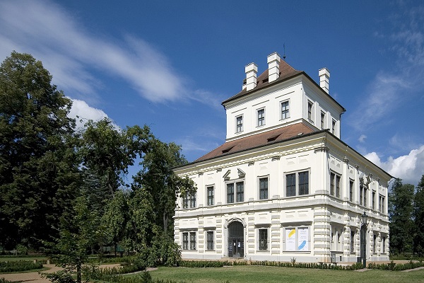 Galerie umění Karlovy Vary — Letohrádek Ostrov