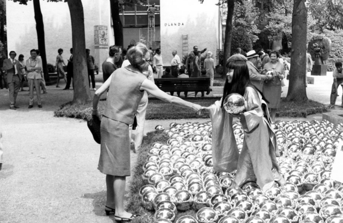 Benátské bienále v roce 1966: Jajoi Kusamaová stojící v Narcisově zahradě v přímé interakci s kolemjdoucími