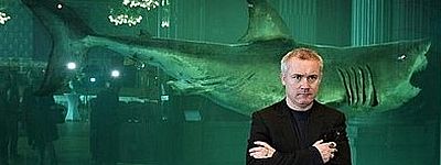 Damien Hirst před vitrínou se žralokem