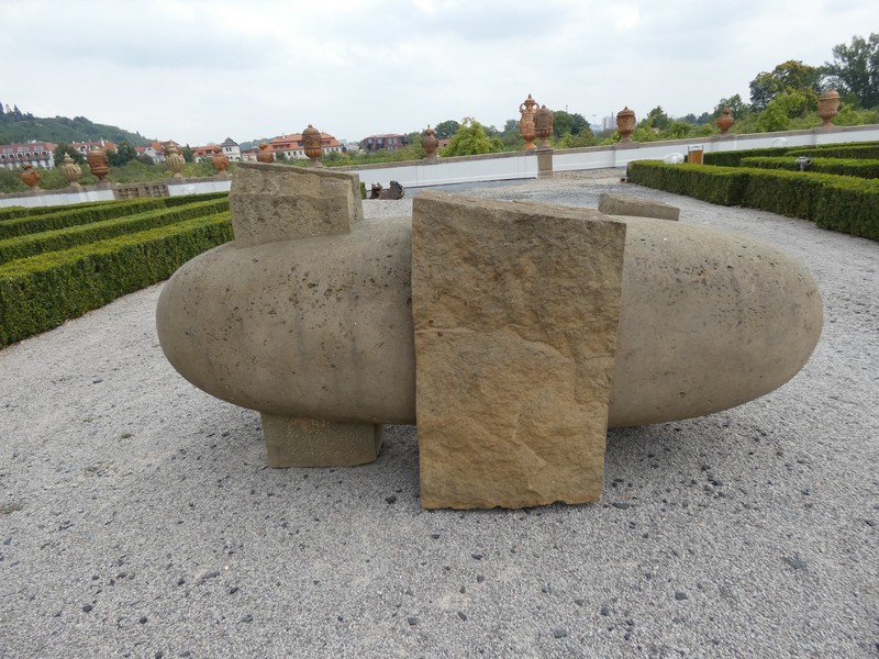 Obr. 3  Čestmír Suška: Kamenná vzducholoď (2005 – 2009), pískovec